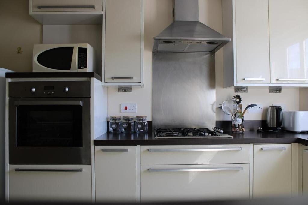 Two Bedroom Apartment, Free Parking, Close To Uclan And Free Wifi Preston  Exterior photo